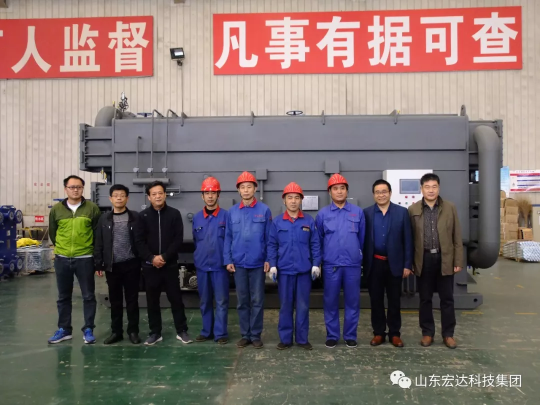 亿博页面在线登录张总与新产品研制小组合影