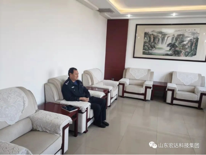 山东亿博页面在线登录集团副总经理张广义到开发区派出所慰问